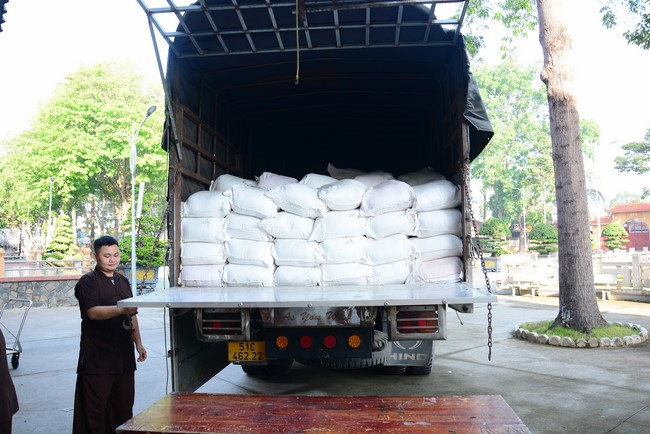 Continuing to support people in need in the Covid-19 pandemic of Hoang Phap Pagoda (series 2)